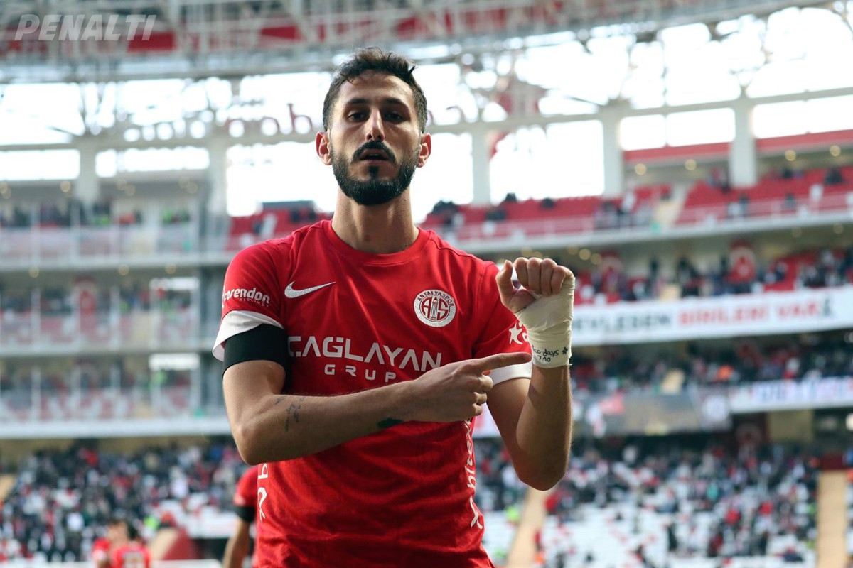Trabzonspor Maçında Attığı Gol Sonrası İsrailli Futbolcunun Bileğindeki Yazıyı Kameralara Göstermesiyle Gözaltına Alındı