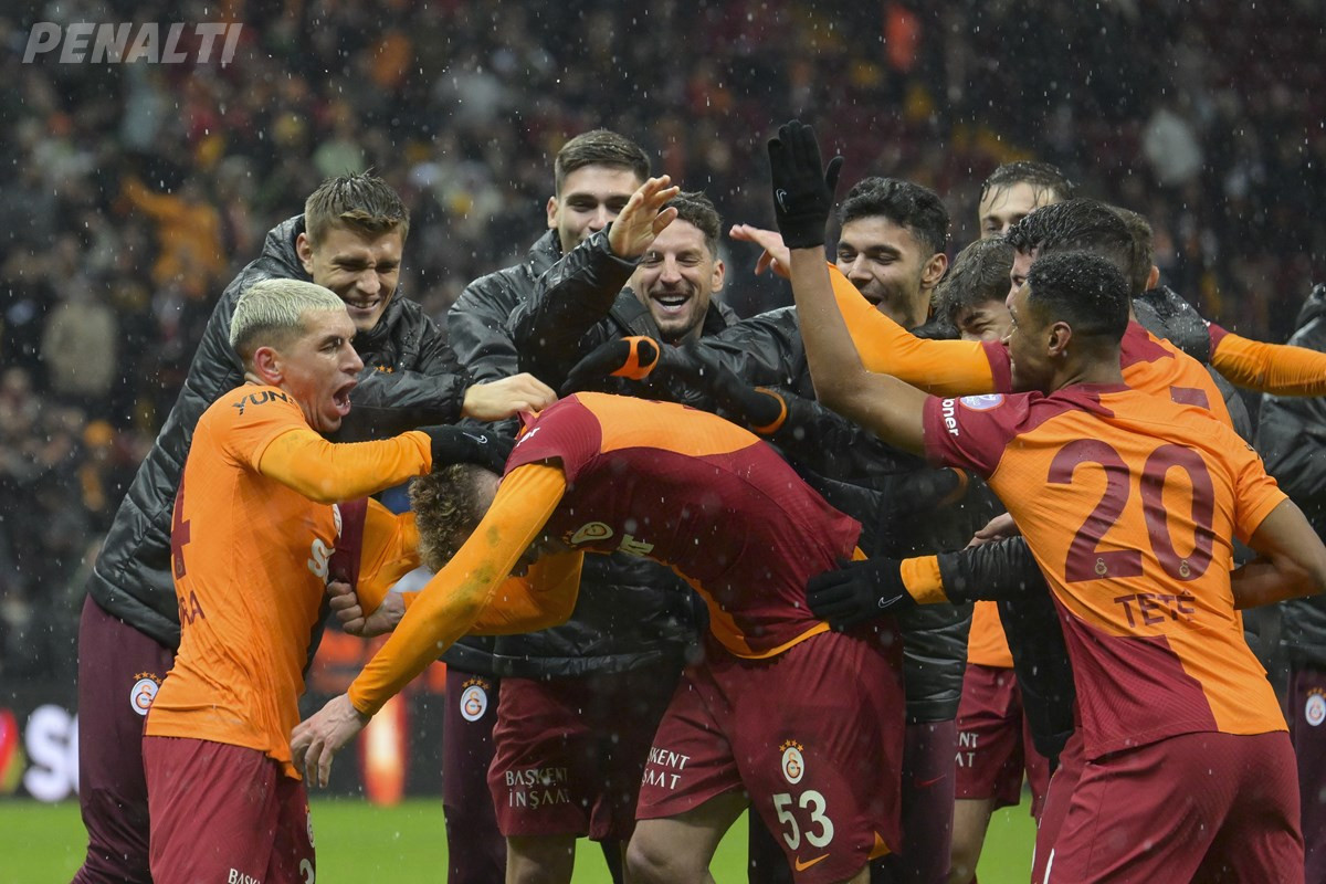 Galatasaray, Trendyol Süper Lig&#039;in 23. Haftasında Gaziantep Fk&#039;yı 2-1 Mağlup Ederek Üst Üste 15. Iç Saha Galibiyetini Alan Ilk Türk Teknik Direktör Oldu.